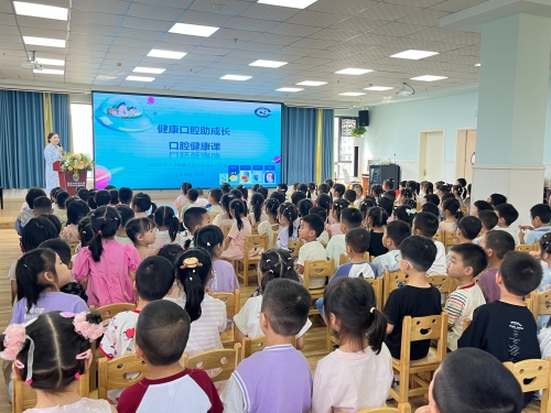 西南医科大学附属口腔医院城东门诊部走进茜草中心幼儿园开展义诊涂氟活动