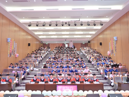 青春扬帆起航 梦想再续华章 ——口腔医学院举行2025届学生毕业典礼暨授位仪式