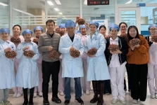 温情帮扶结硕果  特色好礼传心意